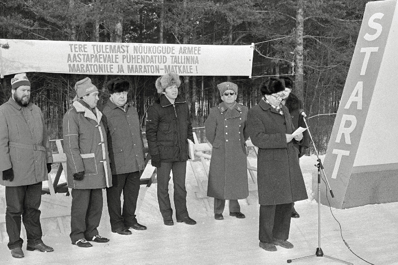 Nõukogude armee ja sõjalaevastiku 66. aastapäevale pühendatud XVIII "Noorte Hääle" suusamaratoni avab Tallinna Linna RSN Täitevkomitee esimehe asetäitja, maratoni organiseerimiskomitee esimees Valeri Prjahhin.