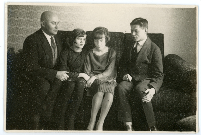 Johannes Vares, tundmatu, Emilie Vares ja [Heiti Talvik?]