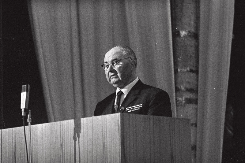 Eesti NSV 30. aastapäevale pühendatud EKP Keskkomitee ja ENSV Ülemnõukogu pidulikul koosolekul esineb ettekandega ENSV Ülemnõukogu Presiidiumi esimees A. Müürisepp.