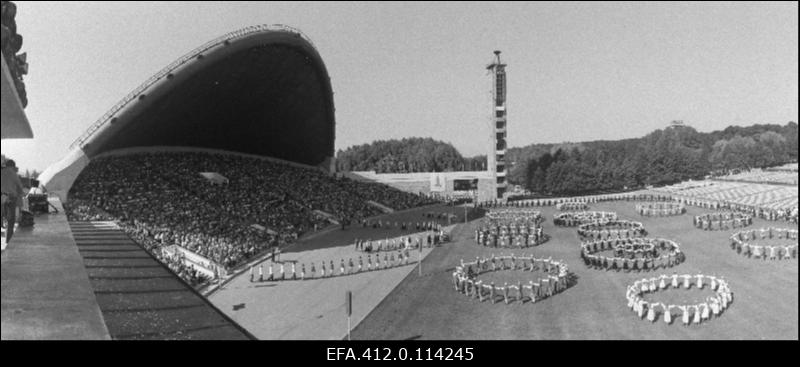 Vaade Lauluväljakule Eesti NSV 1980. aasta üldlaulupeo rahvakunstiõhtu ajal.