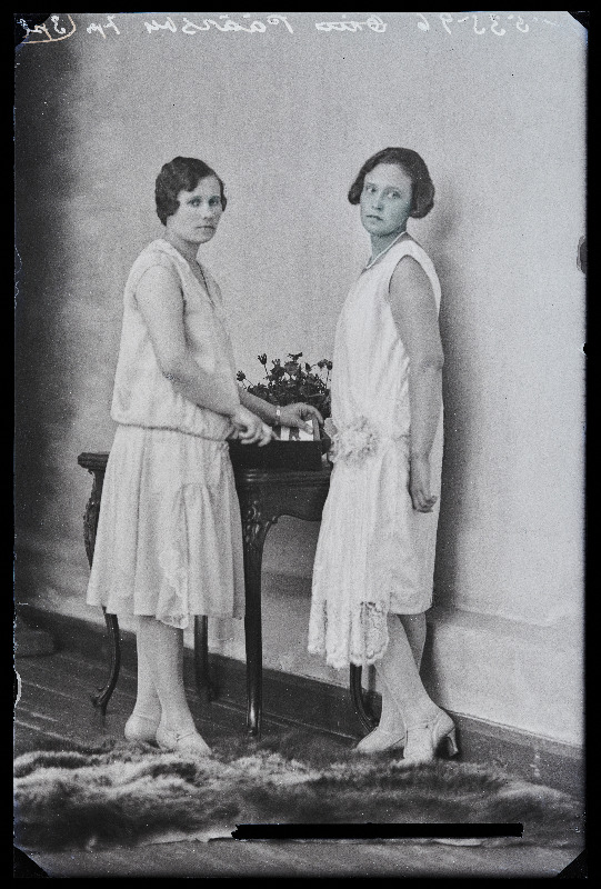 Kaks naist, (foto tellija Päärson Oiu külast).