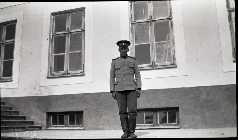 Mundris mees mõisa hoone taustal