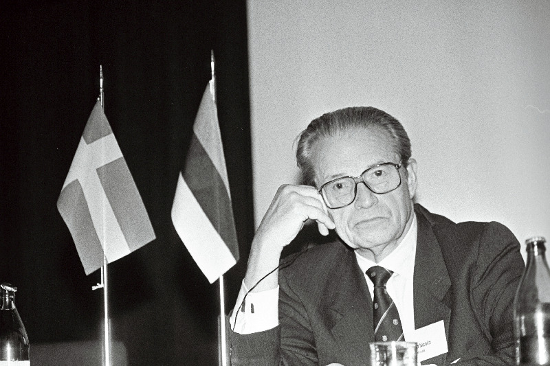 Rootsi firma "Incentive AB" direktor Curt Nicolin, portree ja lipud laua taga.