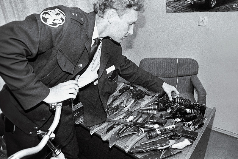 Konfiskeeritud relvaarsenal Õismäe politseis.