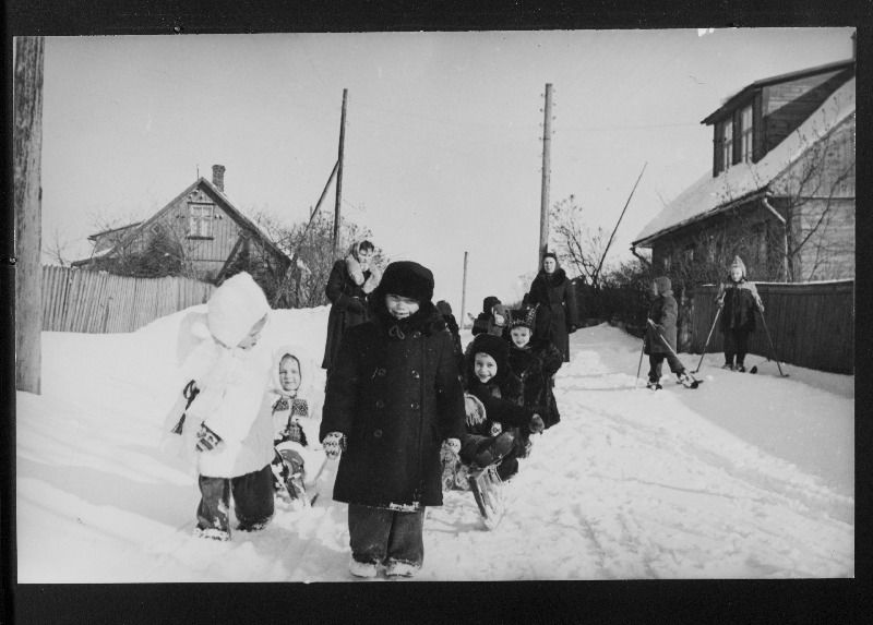 Abja lasteaia kasvandikud kasvatajate Lilian Reimanni ja Liis Juhaniga jalutuskäigul.