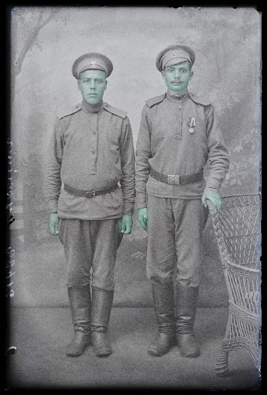 Kaks sõjaväelast, (foto tellija Nursiet).