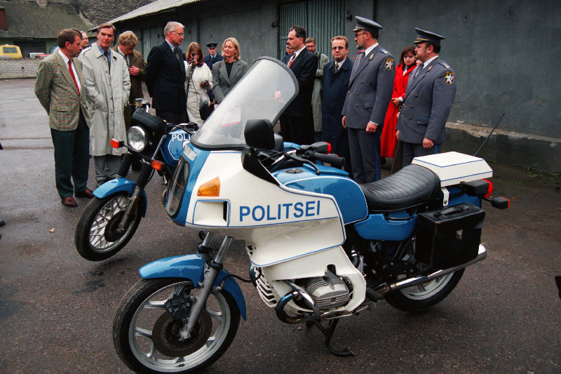 Eestis töövisiidil viibinud Saksamaa Schleswig-Holsteini liidumaa siseministri dr. Ekkehard Wienholtzi poolt Paikuse Politseikoolile üleantud mootorrattad BMW.