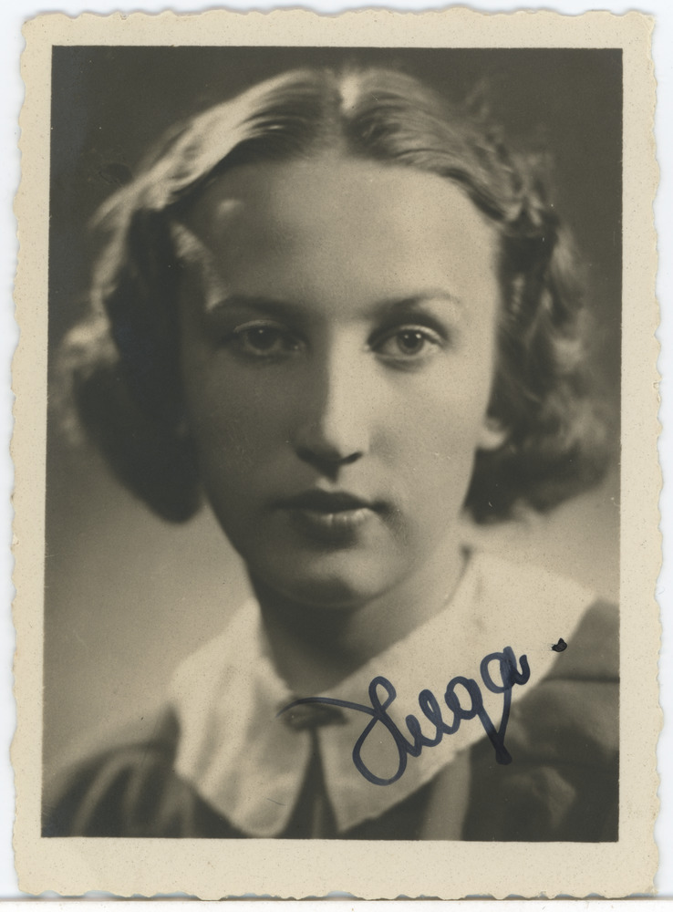 Tartu ühiskaubanduskooli abiturient Helga Tamaara Posti, portreefoto