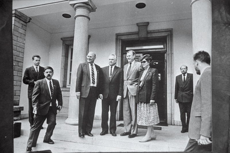 Kanada tööstus-, teadus-, tehnoloogia- ja väliskaubandusminister Michael Wilson (paremalt 2.) pärast vastuvõttu Eesti Vabariigi Ülemnõukogu esimehe Arnold Rüütli (paremalt 3.) juures Kadrioru lossi ees.