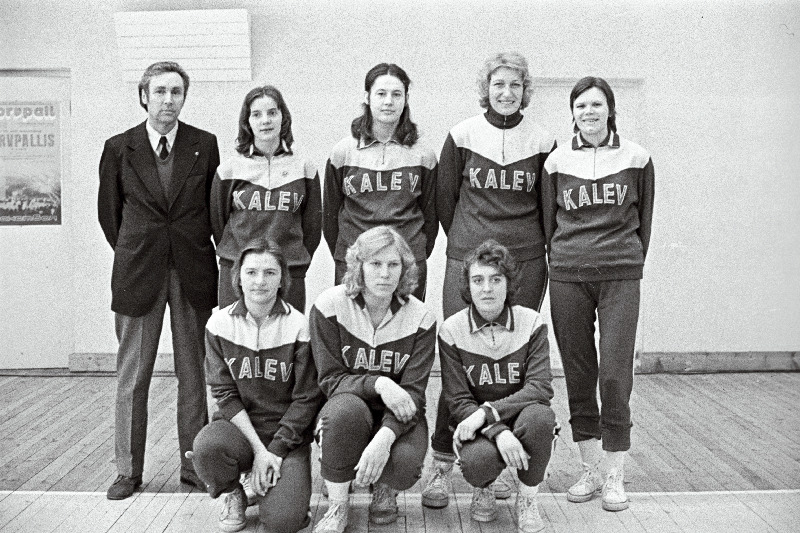 Eesti NSV 1976.a. korvpallimeister TRÜ 1. naiskond (ülemisest vasakust reast) treener Edgar Naarits, Kersti Heinaste, Riia Loo, Elle Lapp ja Miia Pallaste-Viigipuu, (ees) Rita Sartakov, Inna Saad ja Ester Johanson.