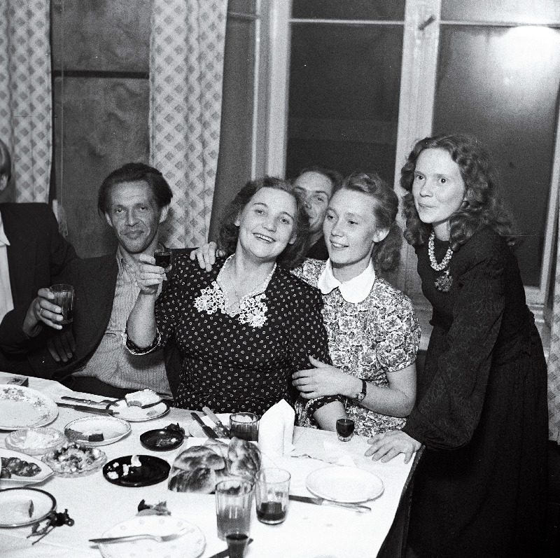 Riikliku Teatriinstituudi lõpetajad pidulauas. Paremalt 2. Linda Rummo, 3. Aili Leetva, 4. Vello Rummo, 1. Elvi Koppel.