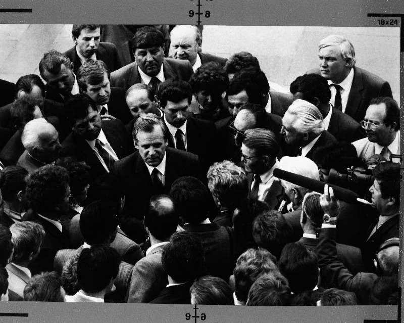 NSV Liidu Ministrite Nõukogu esimees Nikolai Rõzkov (keskel) vestleb NSV Liidu Rahvasaadikute Kongressi esimese istungjärgu saadikutega.