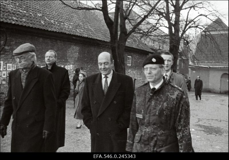 NATO liikmesriikide esindajad külastamas Eestit. Vasakul Eesti Vabariigi president Lennart Meri.
