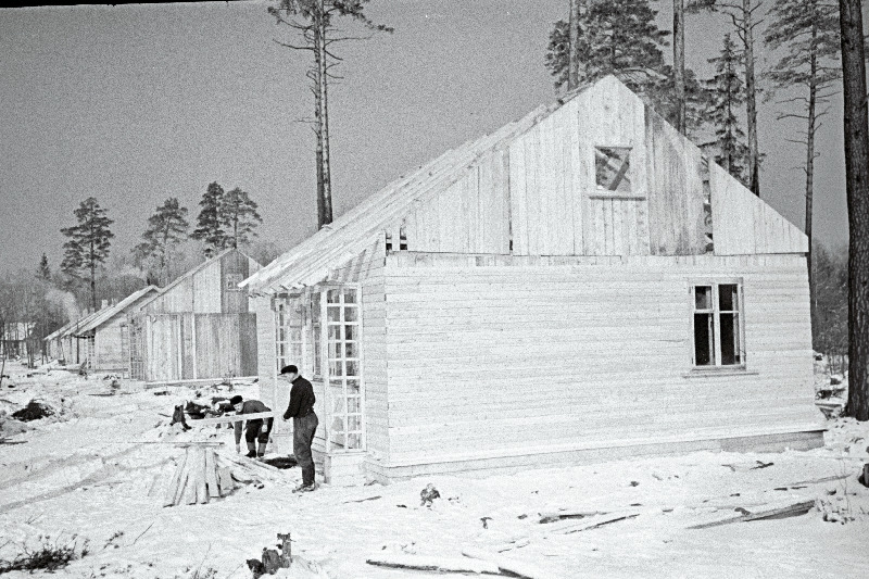 Uute üheperekonnaelamute ehitamine Jõhvi metsapunkti töölistele Toilas.