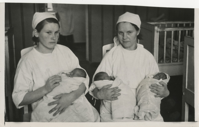 pr. Weski, kolmikute ema Eestis oma kahe tütre ja pojaga, foto