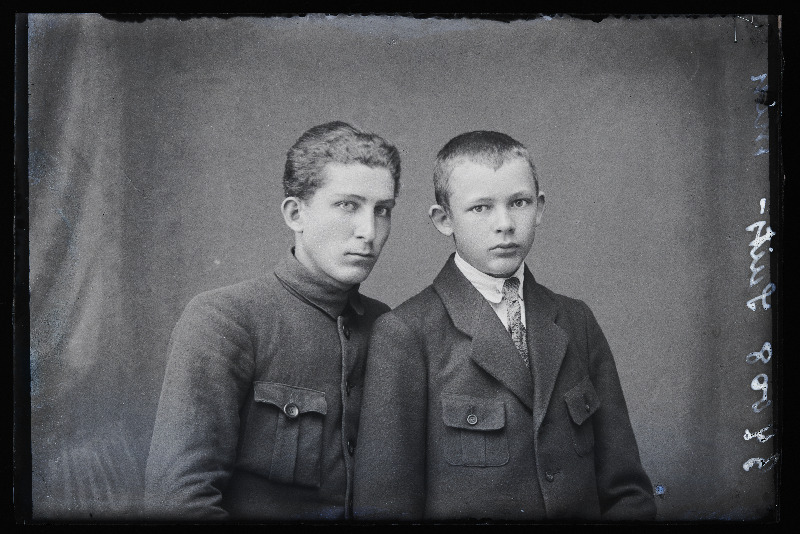 Kaks noormeest, (foto tellija Suits).