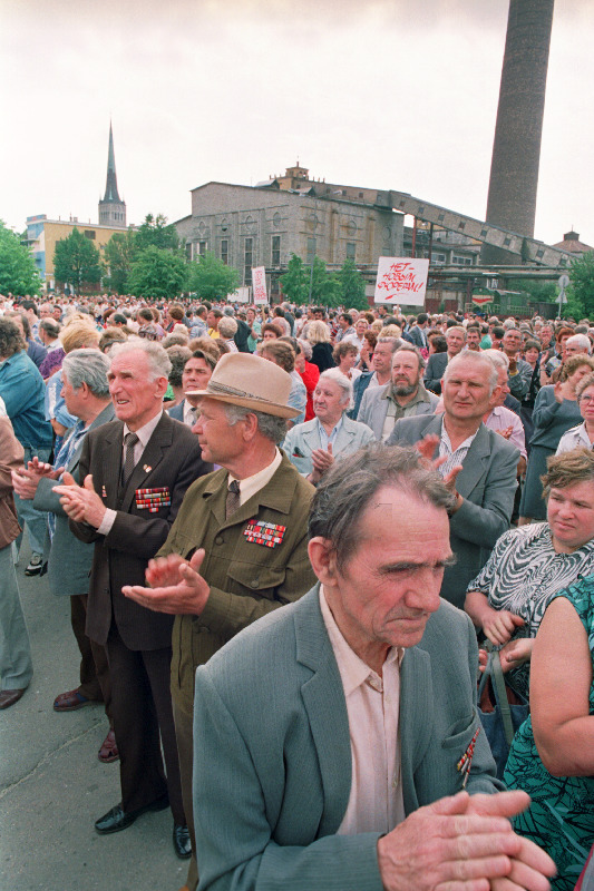 Interrinde korraldatud miiting Linnahalli juures.