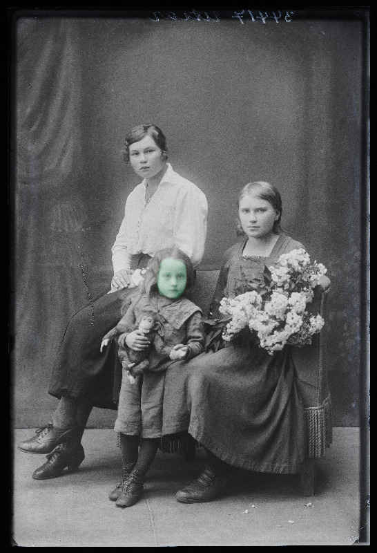 Kaks neiut ja tüdruk, (foto tellija Utsar).