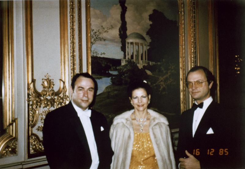 Rootsi kuningas Karl Gustav (paremalt), kuninganna Silvia ja RAT Estonia peadirigent Eri Klas Stockholmi Kuningliku Ooperi Kuldfuajees.