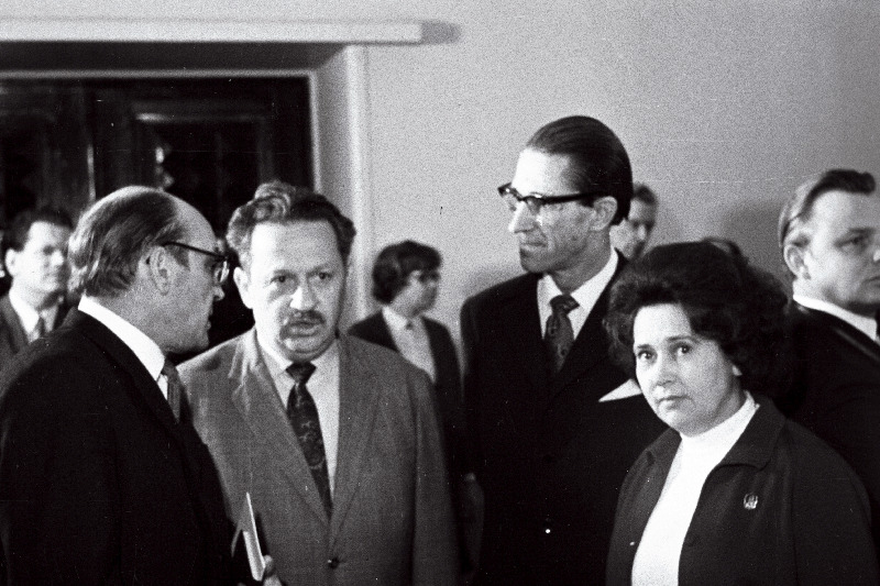 ENSV Kirjanike Liidu 6.kongressi vaheajal vestlevad  (paremalt) tõlkija V.Javorskaja, kirjanikud R.Parve ja Boršakovski ning kirjanduskriitik L.Remmelgas.