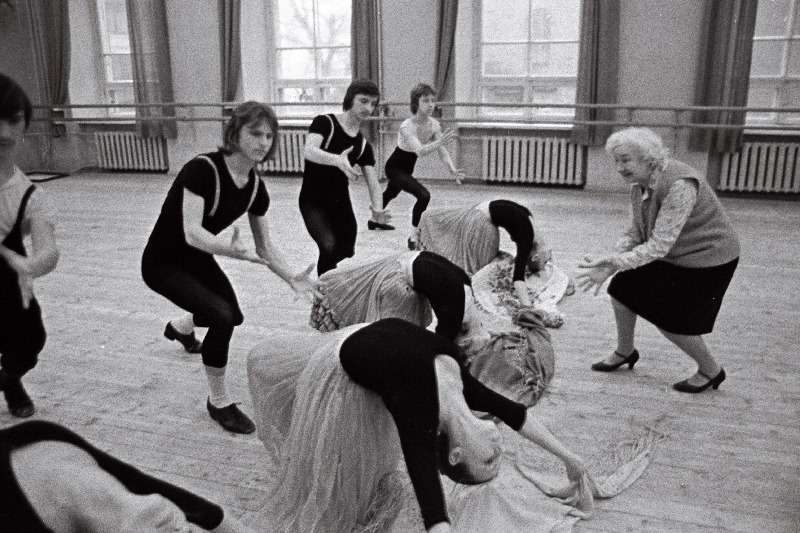 Tallinna Koreograafiakooli pedagoog Nadežda Taarna karaktertantsutundi juhendamas.