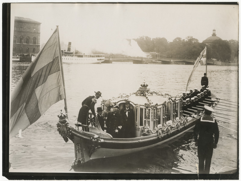 Eesti Vabariigi riigivanem Jaan Tõnissoni visiit Rootsi kuninga Gustav V juurde Stockholmi 4.-5.09.1928, kuninga paat lahkumas Logårdstrappani sillalt, et võtta vastu miiniristlejal "Lennuk" saabuvat Eesti riigivanemat