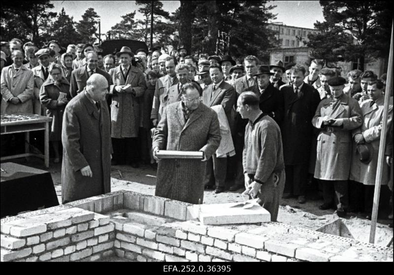 EKP Keskkomitee esimene sekretär J. Käbin asetab kohale TPI nurgakivi Mustamäel.