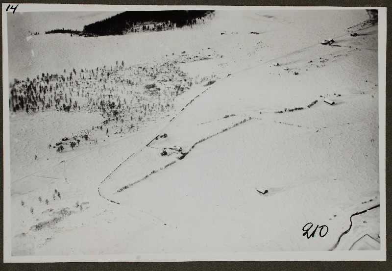 Vaade õhust lumisele maastikule; foto 1. Lennuväedivisjoni fotopositiivide kogust