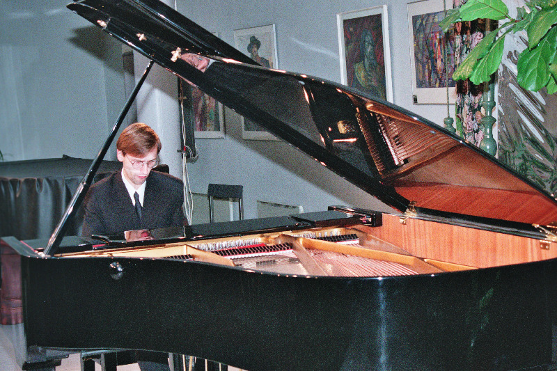 Estonia Teatri Talveaia uuel klaveril musitseerib pianist Ralf Taal.