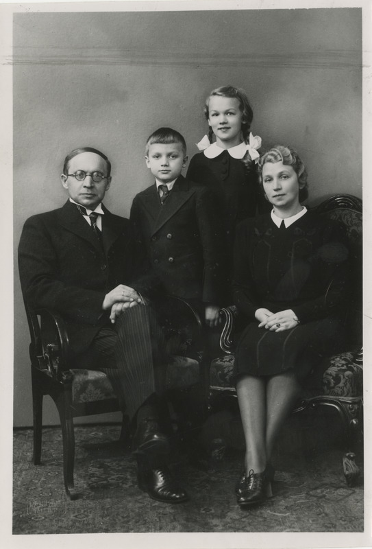 Peaminister J. Uluots oma perekonna keskel, foto