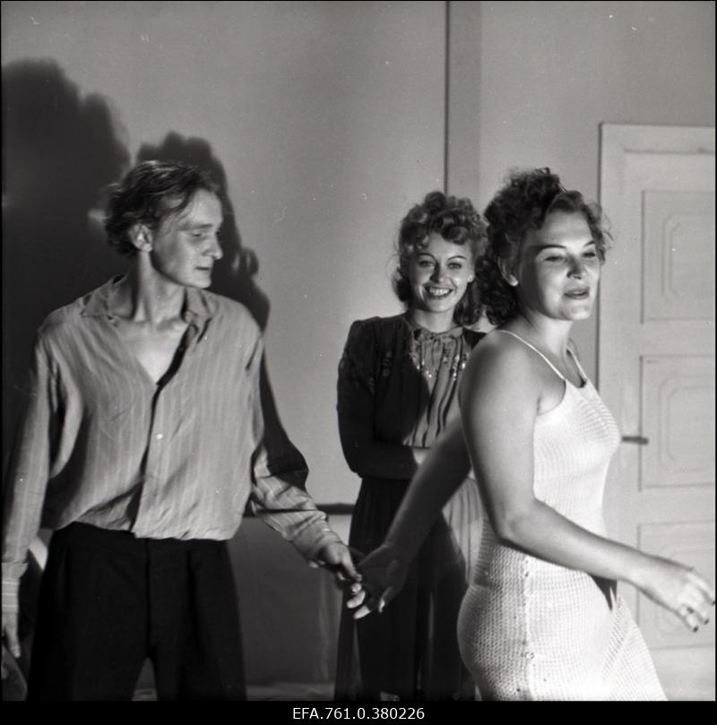 Stseen filmist "Metskannikesed". Tõnu rollis Arvo Kukumägi, kõrvalrollides Merle Talvik ja Katrin Saukas