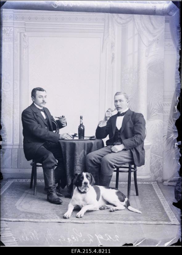 Weberg (vasakul) ja Siegert koeraga Kärstnast.