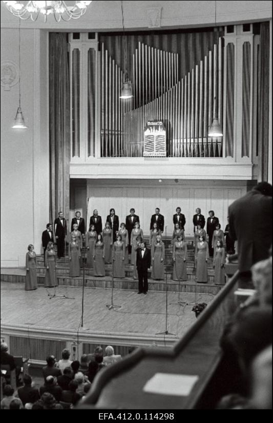 1975, aasta koorifestivalil laulab "Ellerheina" kammerkoor.