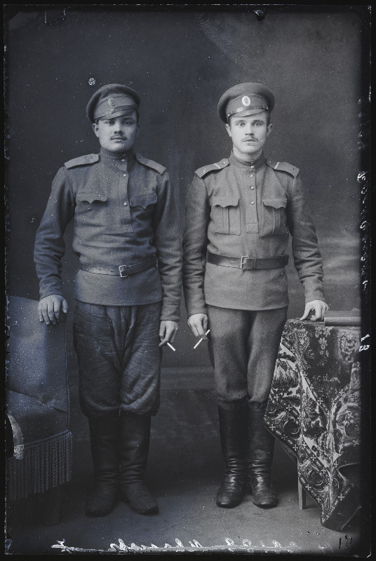 Kaks sõjaväelast, (foto tellija Romanski).