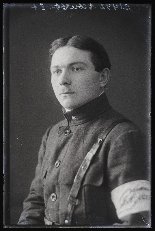 Sõjaväelane Alfred Elbrecht laiarööpmeliselt soomusrongilt Kapten Irv.