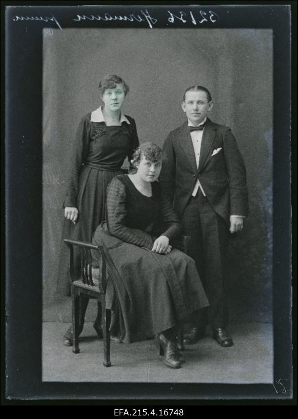 Hermann [Herrmann] kahe naisega.
