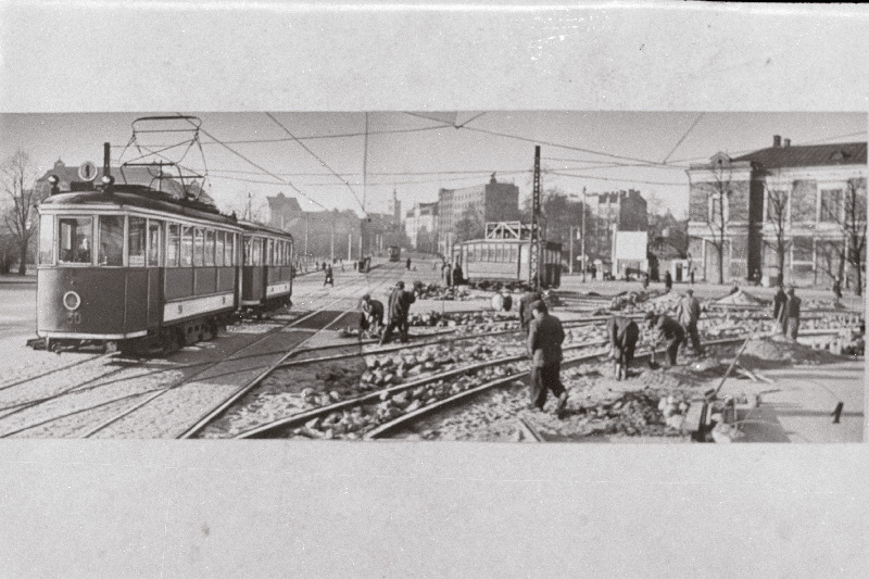 Uue trammiliini rajamine Keskväljakul.