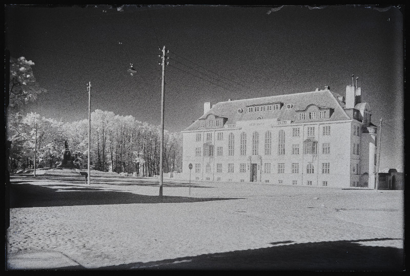 Vaade Vabadussõjas langenute mälestussambale ja Eesti Panga Viljandi osakonna hoonele.