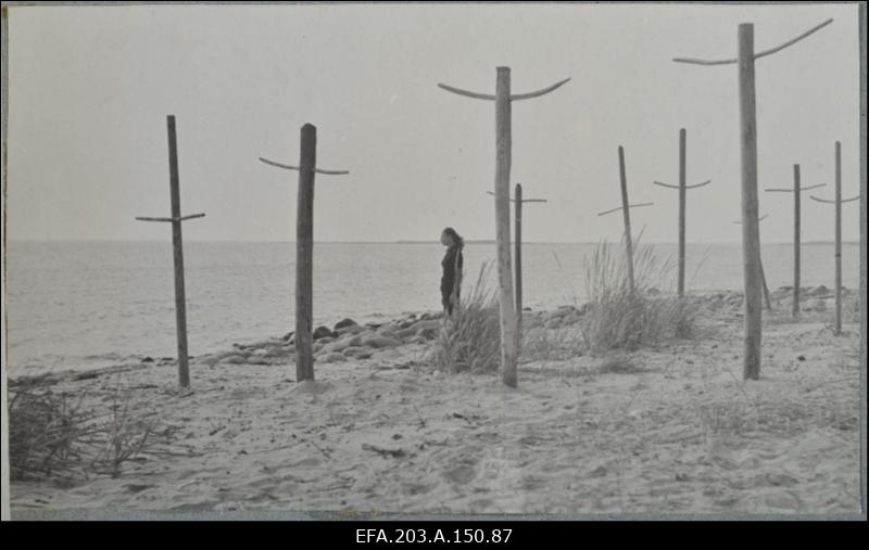 Gerlinda Koppelman Saale osas filmistuudio Tallinnfilm mängufilmis Tütarlaps mustas.