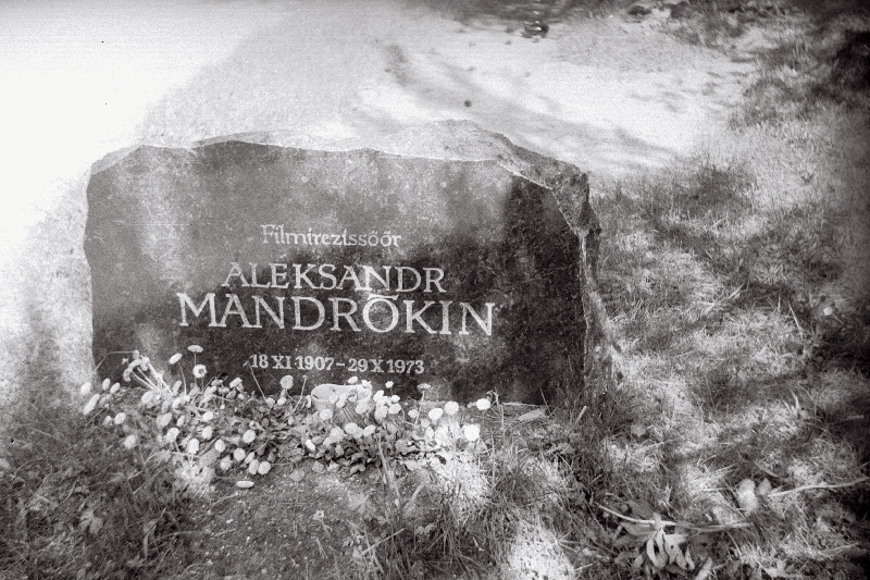 Filmirežissöör Aleksandr Mandrõkini hauakivi Pärnamäe kalmistul.