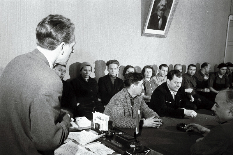 Tekstiilivabriku Punane Koit parteiaktiivi koosolekust osavõtjad valimiskomisjoni koosseisu saadikuid esitamas.