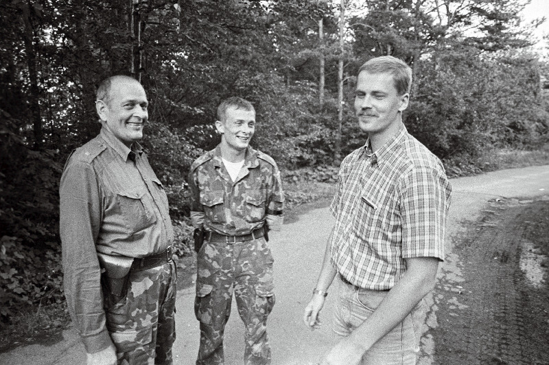Läänemaa Vabatahtliku Jäägrikompanii endised juhid (vasakult) Jaak Mosin ja Asso Kommer ning kompanii uus juht Riho Ühtegi Pullapääl.