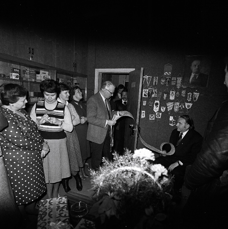 Bülletääni "Nõukogude Eesti Kooperaator" toimetajat Felix Eermad tema 60. juubelil õnnitlevad ETKVL- i Kaubandusliku Reklaami Valitsuse töötajad eesotsas peakunstnik Leo Rosinaga.