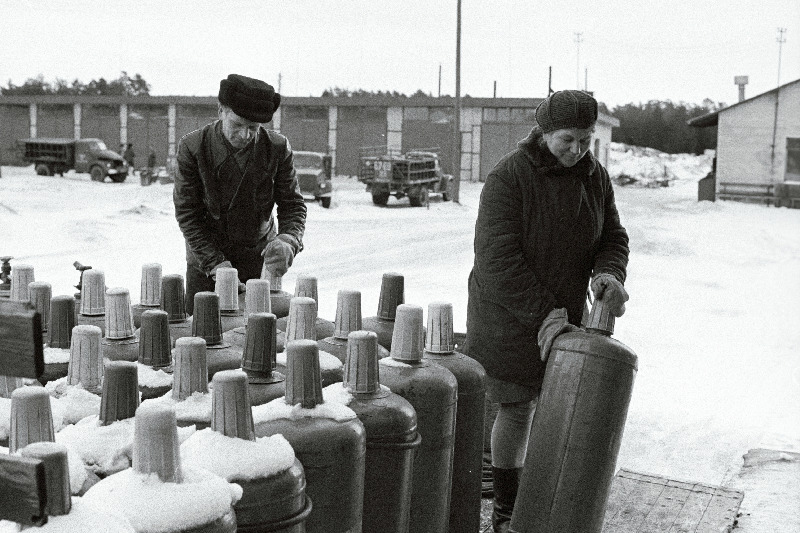 Haapsalu Rajoonidevahelise Gaasimajanduse Kontori laohoidja Aino Tikker ja autojuht Edgar Hallikmäe.