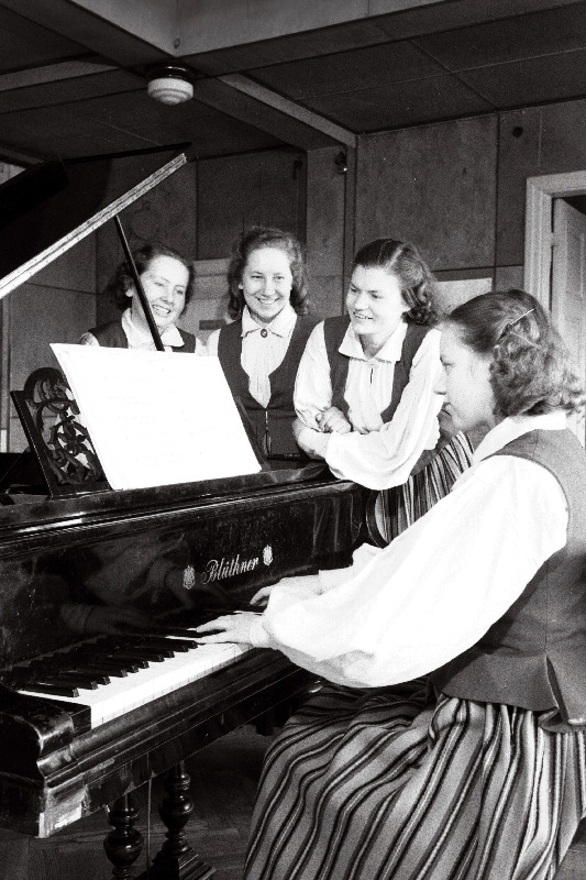 Tallinna Kultuurharidusala Kooli õpilased (vasakult) A. Sander, V. Liiv, S. Lullo ja Õ. Urvik uut isetegevuslikku pala õppimas.