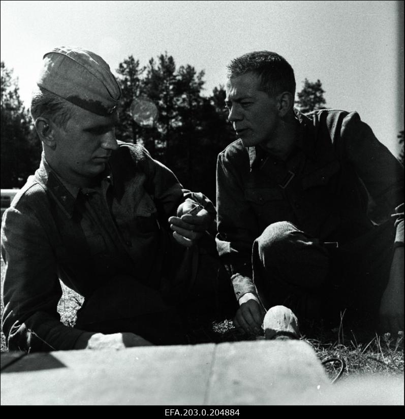 Stseen Tallinnfilmi mängufilmist "Inimesed sõdurisinelis". Juttu ajavad Agur (Tõnu Mikiver) ja Loog (Kalju Komissarov).