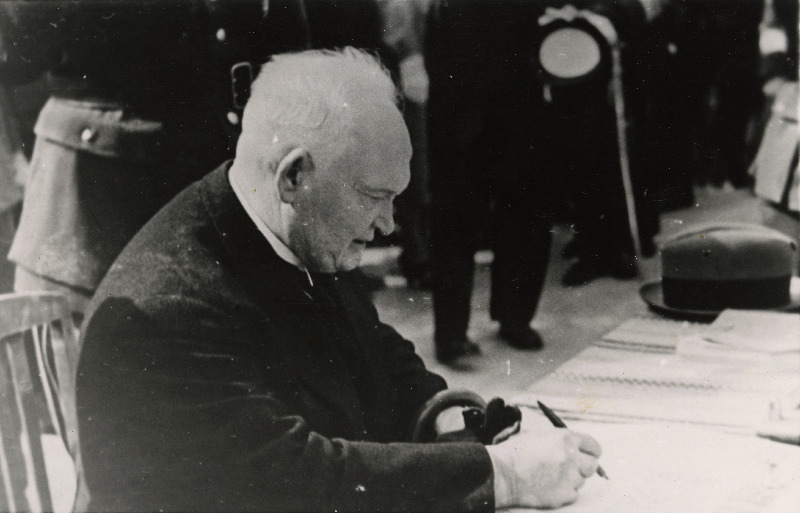 President Konstantin Päts Kaitseliidu hoone nurgakivi aktile alla kirjutamas.