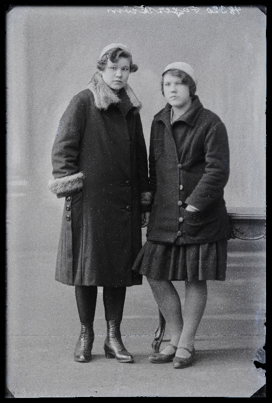 Kaks neiut, (foto tellija Fagerström).