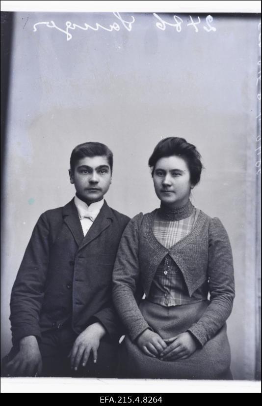 Noormees ja neiu, (foto tellija Sauga).