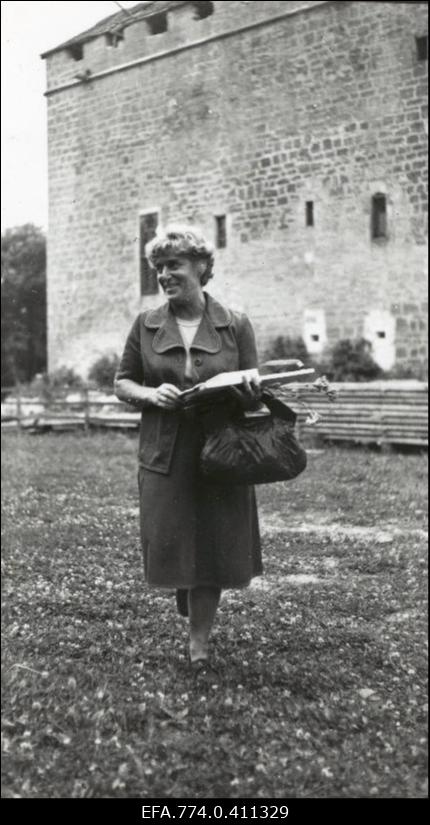 Eesti Geograafia Seltsi Saare- ja Muhumaa ekskursiooni juht Urve Kirss Kuressaare lossi taustal.